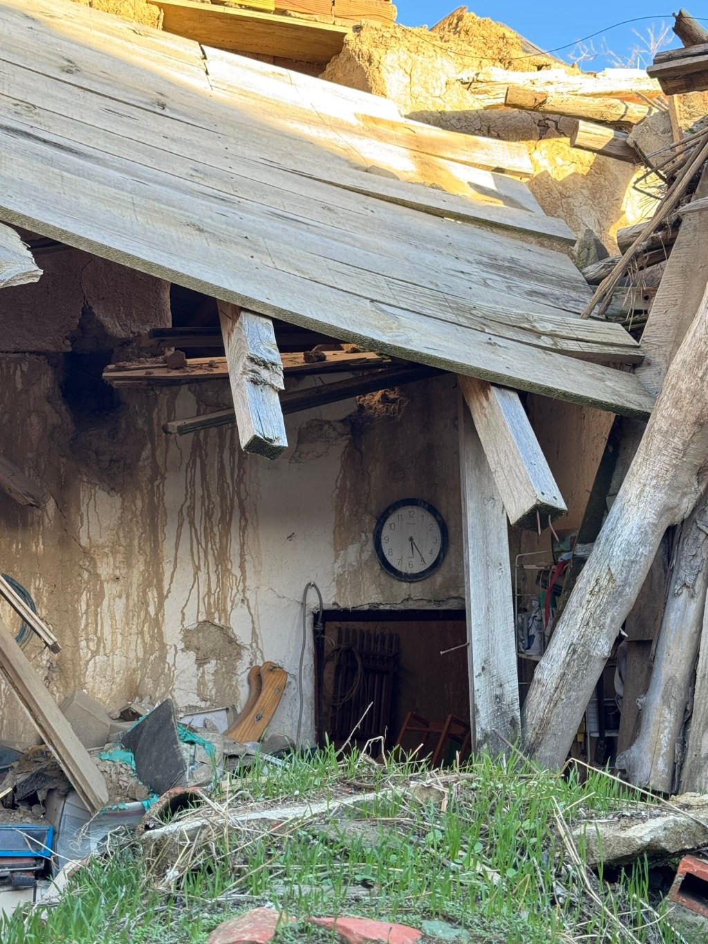 “Las ruinas respiran despacio, como si aún doliera lo que no supimos amar a&nbsp;tiempo.”
